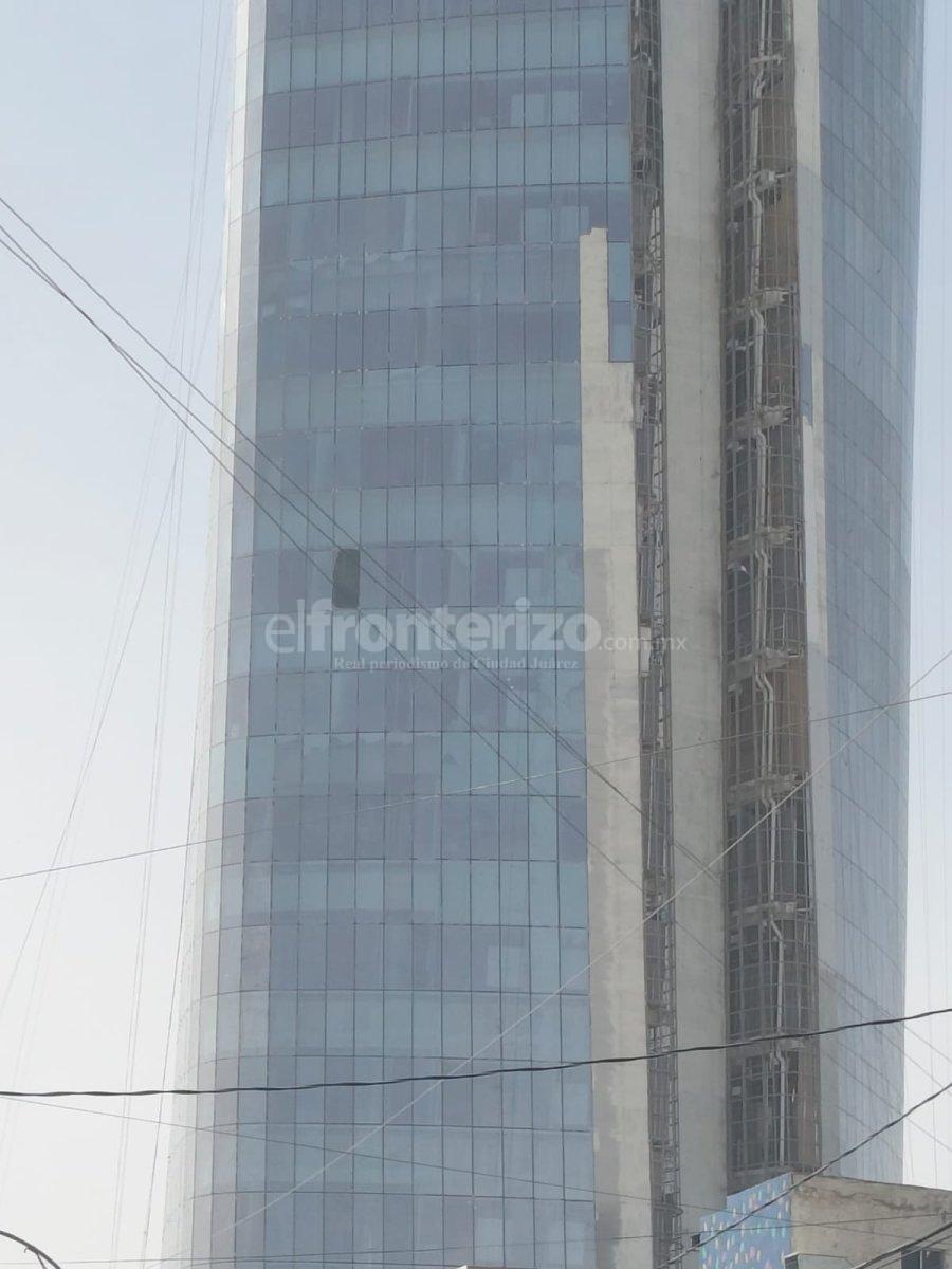 Caen cristales de la Torre Centinela en Ciudad Juárez