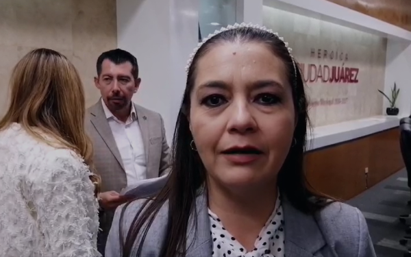 Directora de Desarrollo Económico sufre daños en su vehículo por caída de cristales de la Torre Centinela