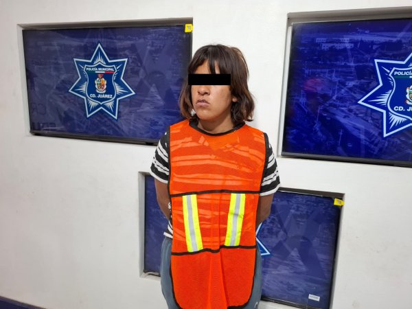 Con pistola de juguete, mujer daña cámara de vigilancia y es detenida