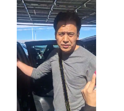 Reciben con protestas a Marx Arriaga en el Aeropuerto de Ciudad Juárez