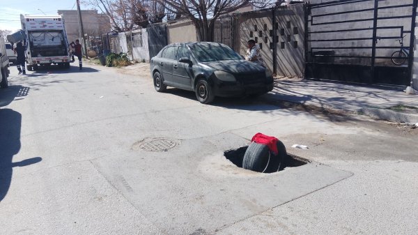 Falla en infraestructura hidráulica provoca hundimiento y camión de basura cae en la colonia Riveras del Bravo