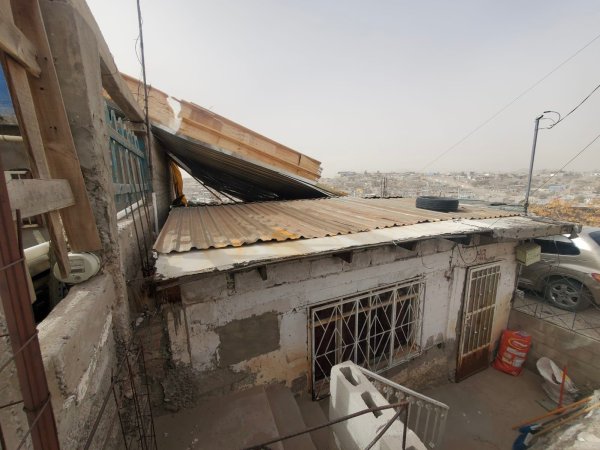 Se desploma techo de vivienda en la colonia Puerto La Paz por fuertes vientos
