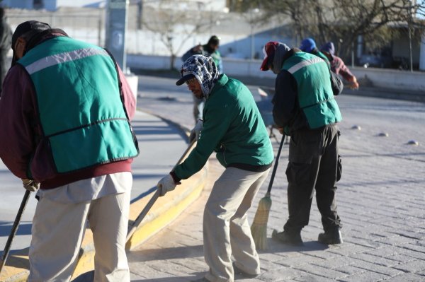 Limpian la Plaza Benito Juárez con participación ciudadana y trabajo comunitario