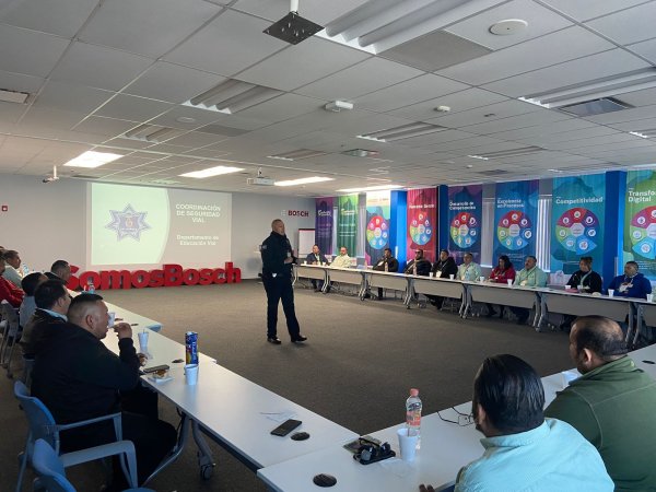 Brinda Educación Vial plática de manejo defensivo a empresa MAEESA