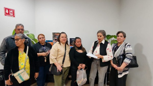 Deudos se reúnen con Carlos Ortíz, piden resultados