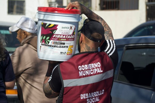 Apoya Municipio a 369 familias con impermeabilizante para enfrentar el invierno