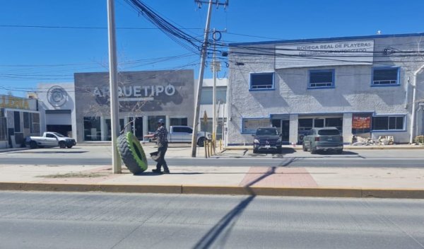 ¡Fuera propaganda ilegal! Municipio limpia postes y aplica mano firme