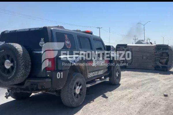 Automovilista pierde el control del volante y termina volcado con sus familia al interior