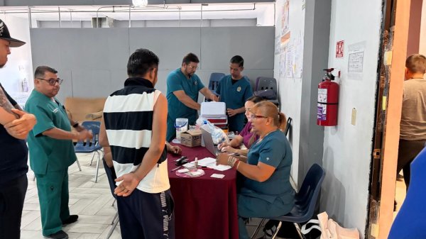 Llevan servicios médicos preventivos a centros de rehabilitación