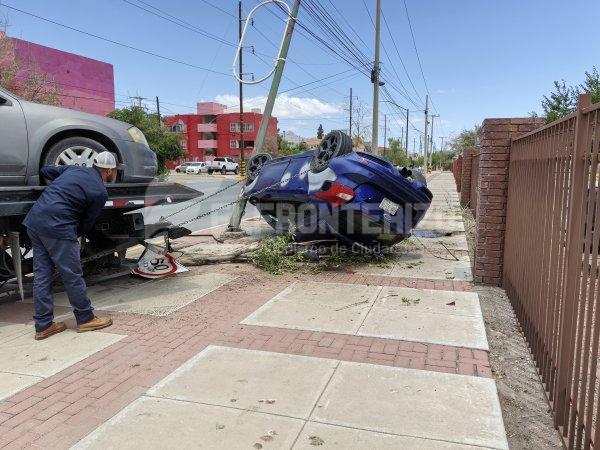 Chófer de Plataforma sufre volcadura en Plutarco Elías Calles y Hermanos Escobar