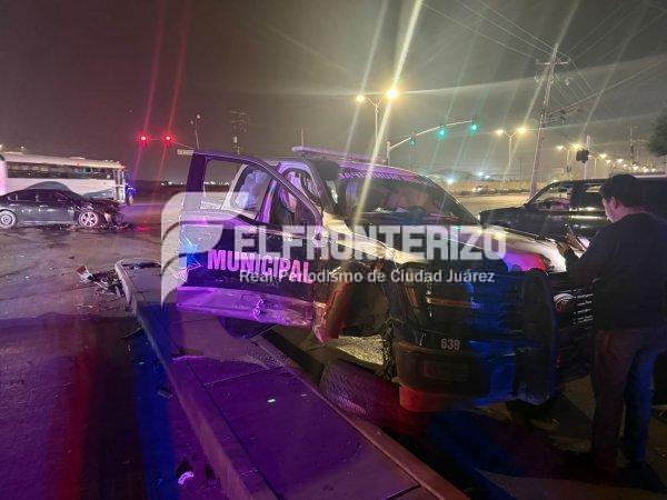 Patrulla Municipal se pasó el semáforo en rojo y chocó cuatro carros