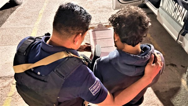 Escapa de presunto cautiverio y pide ayuda a policías municipales en Juárez