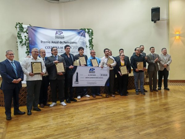 Entregan la presea Columna de Plata, a lo mejor del periodismo de Juarez