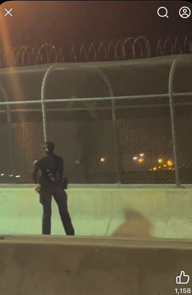 VIDEO: Circula video de hombre intentando cruzar colgado de la malla del Puente Libre