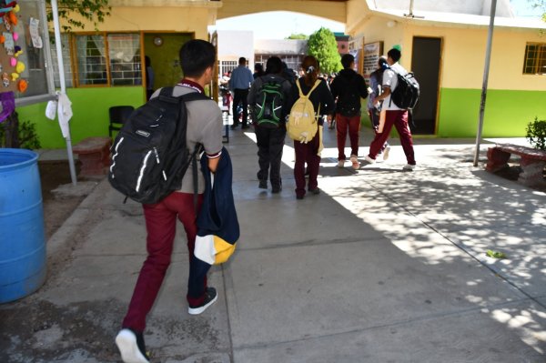 Llevan mesa de prevención de bullying y ciberacoso a 10 secundarias con más casos