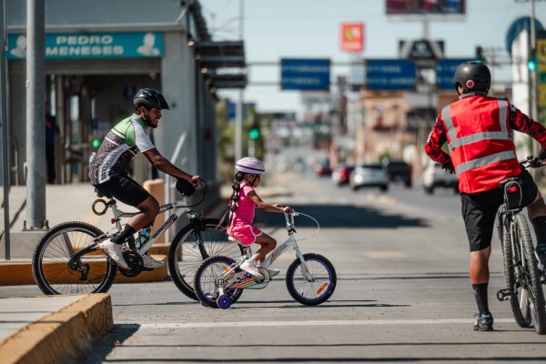 Más de 200 ciclistas toman las calles de Juárez en rodada familiar desde el Parque Central