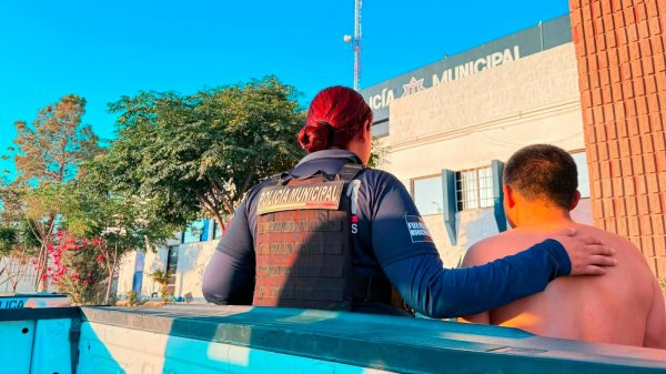 Guatemalteco pide auxilio a policías tras escapar de presunto secuestro en Ciudad Juárez