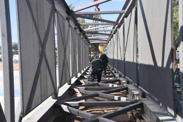 Instalan estructura de puente peatonal en la calle Tapioca; piden utilizar rutas alternas
