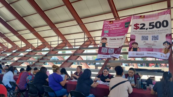 Inicia entrega de tarjetas de la Beca Rita Cetina en el Polideportivo Revolución