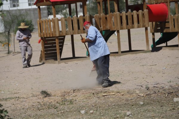 Realizan limpieza y mantenimiento en parque del fraccionamiento Morelos