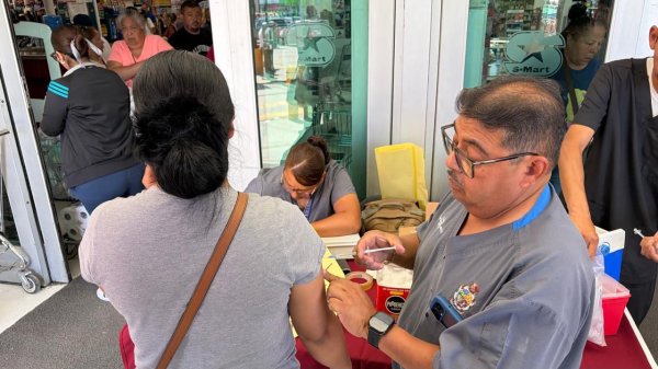 Aplican 177 vacunas durante brigadas médicas en distintos puntos de la ciudad