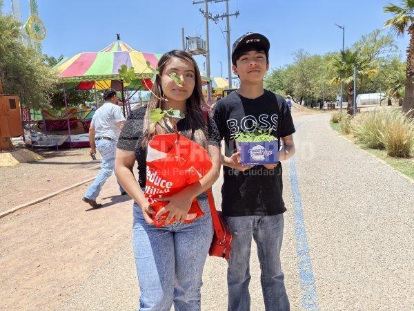 Obsequian árboles, educación y plantas en la Feria Ambiental del Parque Central