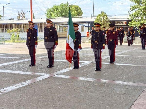 Estudiantes de la secundaria 3002, realizan su último ensayo de la Escolta y Banda de Guerra