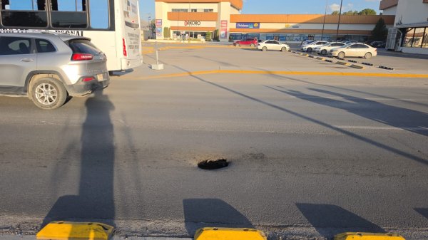 Reparan hundimiento en avenida Tecnológico; piden extremar precauciones