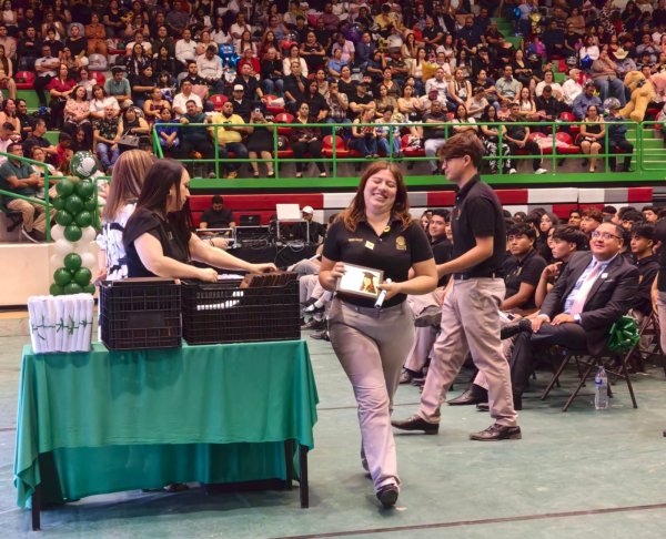 Graduaciones en Bachilleres, concluyen media superior más de 900 estudiantes