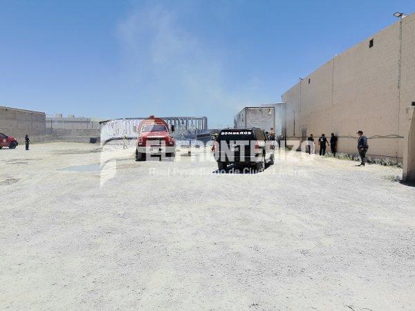Fuego consume dos cajas de trailers que se encontraban detrás de un Supermercado