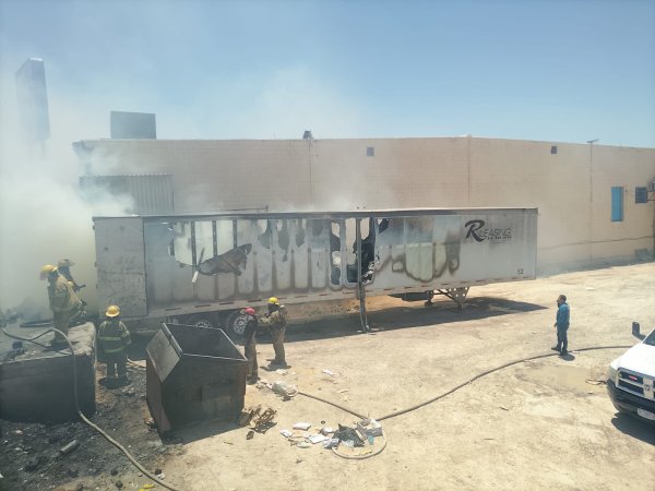 Incendio consume cajas de tráiler y moviliza a Bomberos en Jardines Panamericano