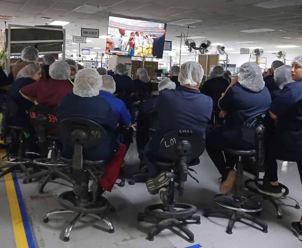Maquila pausa operación y colaboradores ven el partido inaugural del Mundial