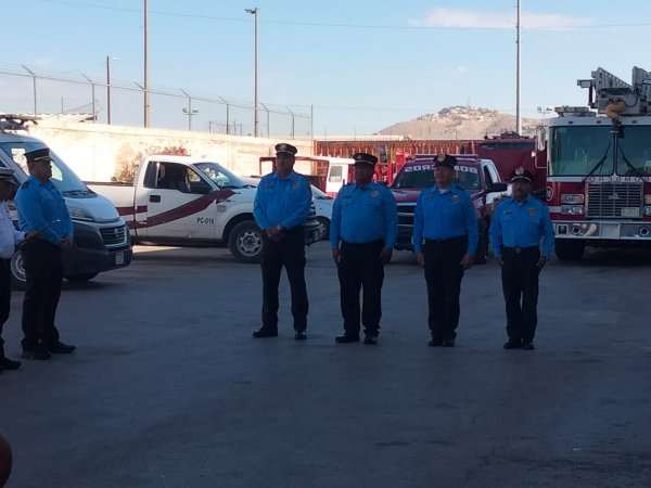 Tras 27 años de servicio, cuatro bomberos de Juárez se despiden con reconocimiento a su trayectoria