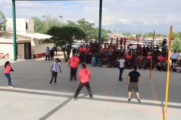 Fomentan la vida saludable agentes de la SSPM con juego amistoso de vóleibol