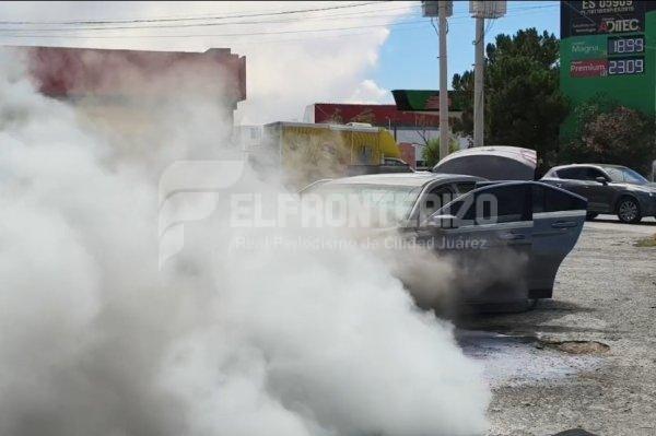 Por aparente corto circuito se incendia auto en la Ejercito Nacional