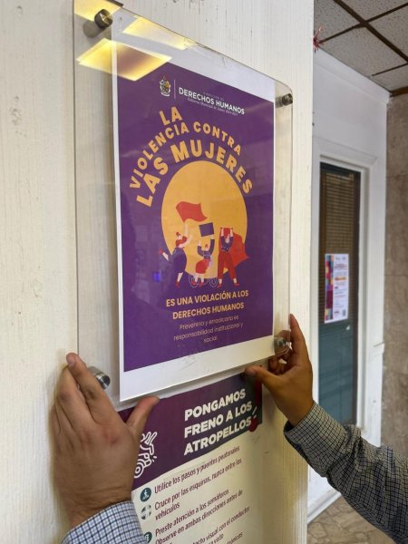 Colocan carteles informativos por el Mes de la Mujer en Presidencia Municipal