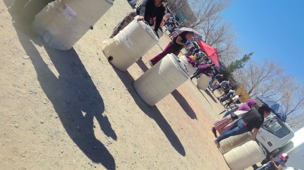 Más de 100 despensas y 100 tinacos fueron entregados a familias de La Hacienda