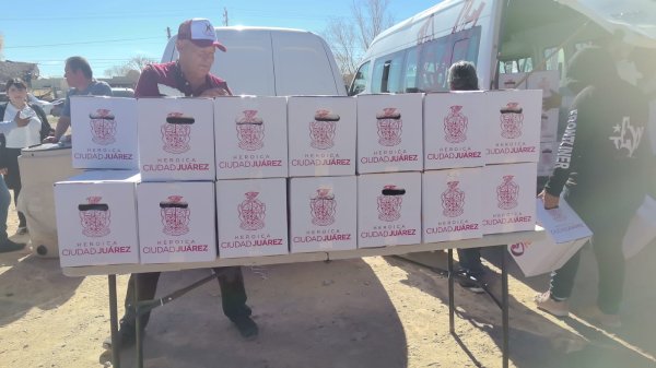 Benefician a 200 familias con despensas en Las Torres