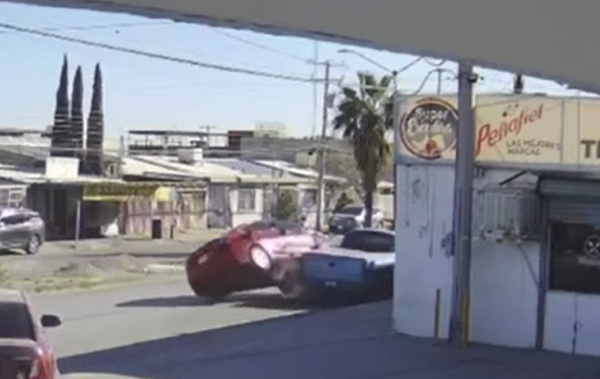 VIDEO | Fuerte choque con volcadura sobre avenida Morelia