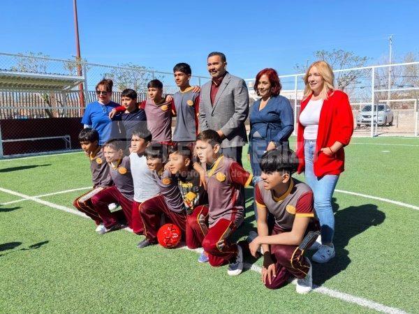 Alcalde entrega rehabilitación de cancha en primaria Forjadores de la Patria