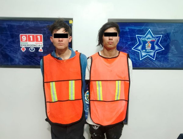 Fingen ser pasajeros y asaltan a conductora de app; policías los detienen con el vehículo robado