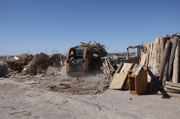 Retiran tarimera que operaba sin permisos y ocupaba más de 2 mil metros de vía pública