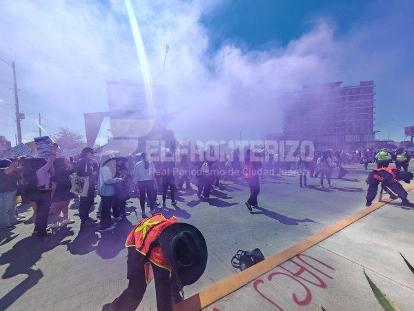 Contingente separatista realiza pintas en estaciones del JuárezBus durante marcha del 8M