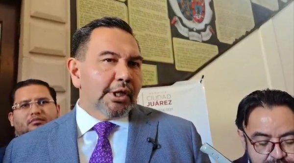 Pide Pérez Cuellar a medio retirar espectaculares con su imagen