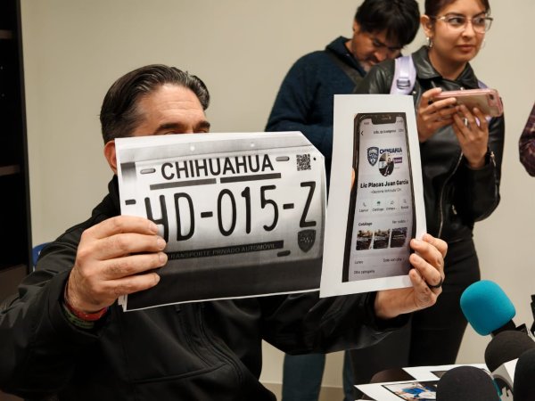 Detectan placas y licencias falsas enviadas por paquetería tras trámites en Facebook