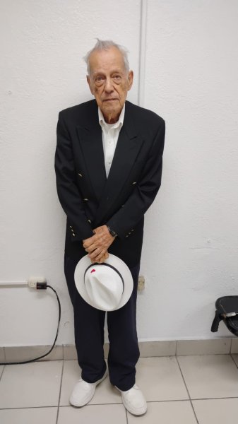 Buscan a familiares de adulto mayor resguardado por la Policía Municipal