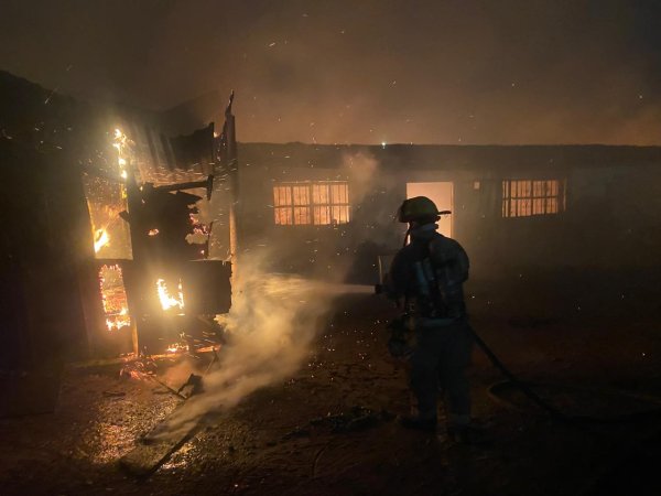 Voraz incendio consume tarimas y daña viviendas y vehículos en Granjas Polo Gamboa