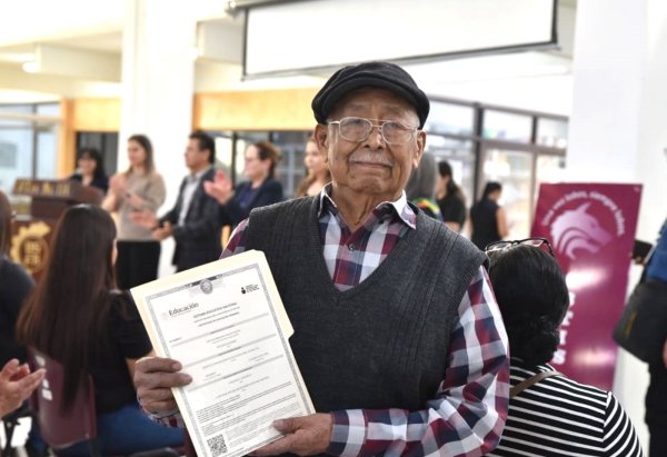 A los 94 años, Don José cumple su sueño y termina la Primaria