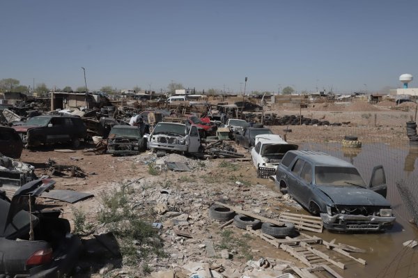 Retira Municipio negocios instalados dentro de dique en la avenida Unesco