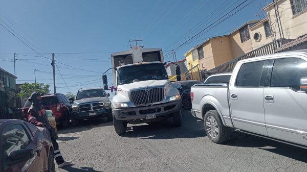 Autos estorbando frenan recolección de basura en Juárez; Limpia pide liberar calles